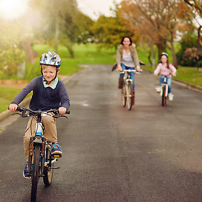 포토 JPG 해외이미지 주간 전신 여자 남자 딸 행복 도로 아들 어린이 가족 엄마 함께함 소년 성인 야외 앞모습 아웃포커스 세명 운동 자전거 승차 헬멧 사이클링 해외포토 자연요소 감정 길 뷰포인트 컨셉 관계 교통시설 모션 촬영기법 건강 사람 바이크 보호장비 육상스포츠 파일형식 이미지허브