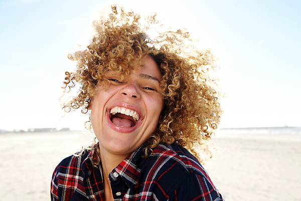 포토 JPG 해외이미지 모델 1 라이프스타일 응시 여자 행복 얼굴 모래 백그라운드 하늘 한명 미소 웃음 사람 성인 야외 물 뷰티 우주 맑음 검은색 기쁨 자유 표현 굴곡 섞기 해외포토 자연요소 시선 감정 컬러 컨셉 날씨 표정 생활 신체부위 파일형식 이미지허브