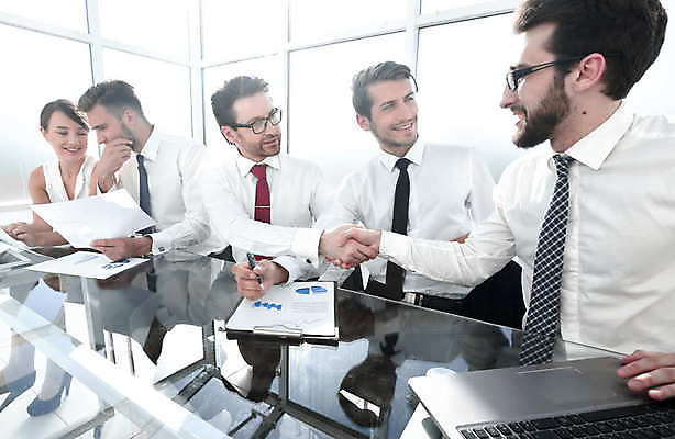 포토 JPG 해외이미지 여자 남자 비즈니스 협력 악수 실내 협상 웃음 여러명 상반신 성인 앞모습 옆모습 마주보기 비즈니스맨 비즈니스우먼 성인만 안경낌 해외포토 안경 뷰포인트 다수 모션 표정 사람 손짓 내부 직장인 파일형식 이미지허브