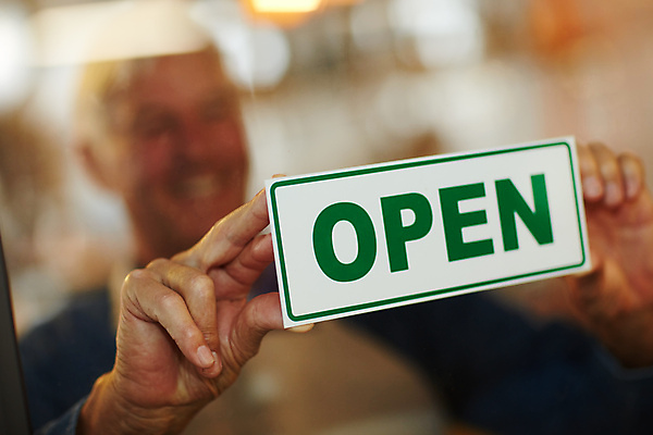 포토 JPG 해외이미지 손 비즈니스 들기 신체부위 표지판 오픈 사장 창업 개업 소상공인 해외202309 해외포토 직업 모션 알림판 사람 경제 상인 자영업 파일형식 이미지허브