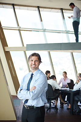 포토 JPG 해외이미지 전신 여자 남자 비즈니스 난간 회의 직장 실내 여러명 상반신 성인 옆모습 뒷모습 팔짱 비즈니스맨 비즈니스우먼 성인만 해외포토 뷰포인트 다수 회사 모션 사람 내부 직장인 파일형식 이미지허브