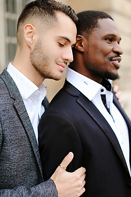 포토 JPG 해외이미지 백인 모델 라이프스타일 커플 옷 남자 행복 유럽 포즈 백그라운드 셔츠 2 관계 포옹 성공 나비넥타이 거리 사랑 사람 정장 성인 야외 두명 유행 검은색 회색 코트 도시 클래식 우아함 닫기 동성애자 스타일 성소수자 해외포토 서양인 감정 나라 컬러 컨셉 상의 안기 모션 넥타이 생활 외투 파일형식 이미지허브