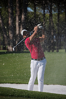 포토 JPG 해외이미지 주간 남자 골프 골프장 한명 서기 들기 상반신 성인 야외 앞모습 아웃포커스 골프채 골퍼 스윙 골프웨어 성인남자한명만 해외포토 자연요소 1 옷 뷰포인트 포즈 스포츠시설 모션 운동선수 골프용품 촬영기법 사람 구기 남자한명만 성인남자만 파일형식 이미지허브