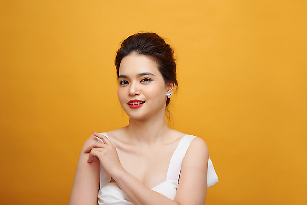 포토 JPG 해외이미지 응시 여자 실내 한명 동양인 상반신 성인 앞모습 뷰티 노란배경 성인여자한명만 해외포토 1 시선 뷰포인트 백그라운드 사람 인종 내부 노란색 여자한명만 성인여자만 파일형식 이미지허브