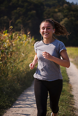 포토 JPG 해외이미지 서양인 라이프스타일 여자 아침 한명 상반신 성인 야외 운동복 달리기 조깅 활발 마라톤 달리기선수 성인여자한명만 해외포토 주간 외국인 1 옷 컨셉 모션 사람 경기 생활 운동 육상스포츠 육상선수 여자한명만 성인여자만 파일형식 이미지허브