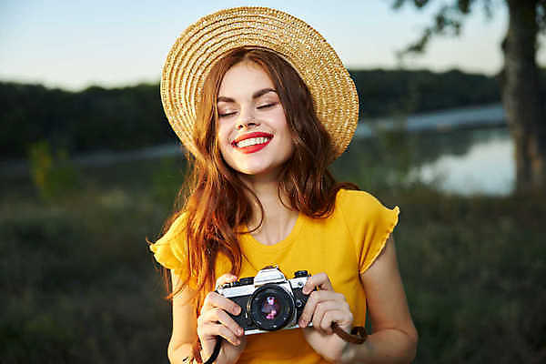 포토 JPG 해외이미지 주간 백인 라이프스타일 응시 여자 한명 미소 들기 상반신 성인 취미 야외 앞모습 카메라 사진촬영 사진사 성인여자한명만 해외포토 자연요소 서양인 1 시선 뷰포인트 모션 표정 사람 생활 전자제품 촬영 작가 여자한명만 성인여자만 파일형식 이미지허브