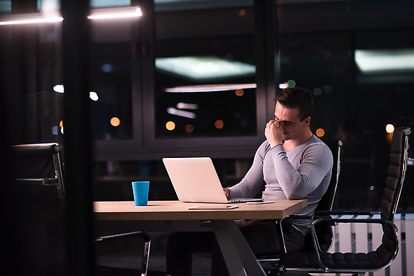 포토 JPG 해외이미지 서양인 남자 피곤 한명 앉기 상반신 성인 옆모습 컵 노트북 사무실 비즈니스맨 야간 책상 바쁨 업무과다 야근 과로 심각 성인남자한명만 해외포토 자연요소 외국인 1 식기 뷰포인트 가구 컨셉 비즈니스 모션 사람 전자제품 업무 직장인 남자한명만 성인남자만 파일형식 이미지허브