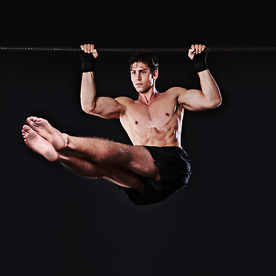 포토 JPG 해외이미지 전신 백인 남자 검은배경 실내 한명 20대 성인 앞모습 잡기 근육질 봉 성인남자한명만 풀업 해외포토 서양인 1 뷰포인트 백그라운드 모션 근육 사람 청년 내부 운동 검은색 몸매 남자한명만 성인남자만 파일형식 이미지허브