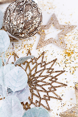 포토 JPG 해외이미지 별 크리스마스장식 크리스마스 겨울 실내 사람없음 하이앵글 오브젝트 흰배경 꽃가루 별모형 유칼립투스 오너먼트 해외포토 자연요소 식물 계절 기념일 뷰포인트 백그라운드 내부 모형 흰색 가루 파일형식 이미지허브