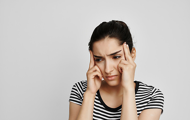 포토 JPG 해외이미지 여자 실내 한명 상반신 성인 앞모습 슬픔 찡그림 고민 두통 우울감 성인여자한명만 해외포토 1 감정 뷰포인트 표정 사람 내부 질병 여자한명만 성인여자만 파일형식 이미지허브