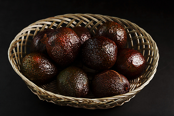 포토 JPG 해외이미지 과일 검은배경 사람없음 신선 유기농 담기 아보카도 라탄바구니 해외포토 웰빙 백그라운드 모션 바구니 검은색 파일형식 이미지허브