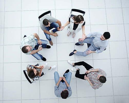 포토 JPG 해외이미지 전신 응시 여자 남자 의자 비즈니스 회의 실내 서기 앉기 여러명 성인 앞모습 옆모습 하이앵글 손들기 비즈니스맨 비즈니스우먼 세미나 성인만 해외포토 시선 뷰포인트 가구 다수 모션 사람 내부 직장인 파일형식 이미지허브