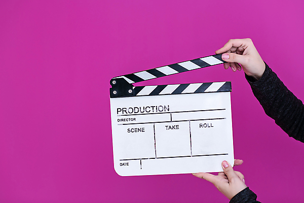 포토 JPG 해외이미지 손 실내 들기 신체부위 클래퍼보드 영화 보라색배경 영화소품 해외포토 백그라운드 모션 문화예술 사람 내부 보라색 오브젝트 파일형식 이미지허브