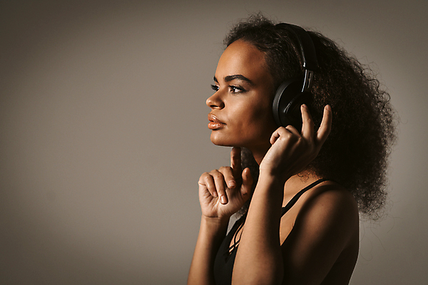 포토 JPG 해외이미지 여자 행복 얼굴 음악 이어폰 백그라운드 아프리카 모바일 휴식 한명 사람 스마트폰 뷰티 유행 검은색 헤드폰 소리 듣기 가수 MP3 라디오 오디오 멀티미디어 고립 뮤지컬 해외포토 1 감정 나라 컬러 음향기기 컨셉 모션 문화예술 신체부위 전자제품 핸드폰 스마트기기 음악가 파일형식 이미지허브