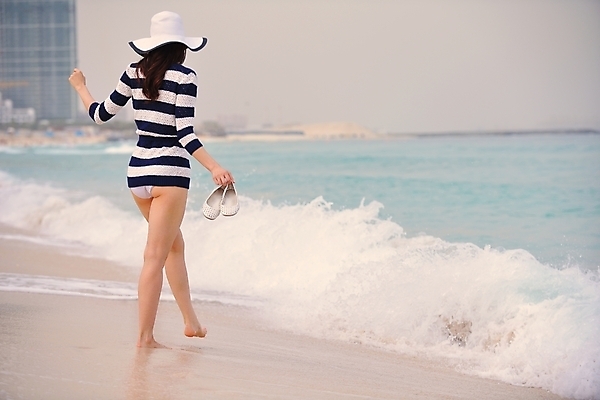 포토 JPG 해외이미지 주간 전신 여자 여유 파도 여행 신발 휴식 한명 들기 성인 해변 야외 뒷모습 여름휴가 바캉스 걷기 혼자 성인여자한명만 혼행 혼여족 해외포토 자연요소 1 라이프스타일 감정 바다 뷰포인트 컨셉 모션 휴가 사람 신조어 약어 여자한명만 성인여자만 파일형식 여름_계절 이미지허브