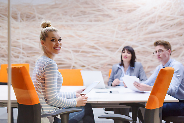 포토 JPG 해외이미지 여자 남자 비즈니스 회의 직장 실내 앉기 상반신 성인 앞모습 옆모습 세명 비즈니스맨 비즈니스우먼 뒤돌아보기 성인만 해외포토 뷰포인트 회사 모션 사람 내부 직장인 파일형식 이미지허브