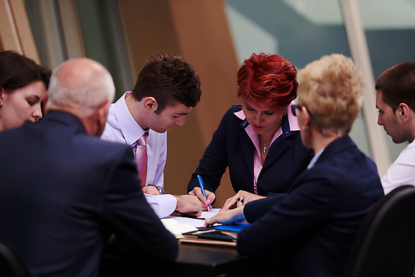 포토 JPG 해외이미지 여자 남자 비즈니스 회의 직장 실내 여러명 상반신 성인 앞모습 옆모습 뒷모습 기록 비즈니스맨 비즈니스우먼 집중 동료 성인만 해외포토 뷰포인트 다수 컨셉 회사 관계 사람 내부 직장인 파일형식 이미지허브