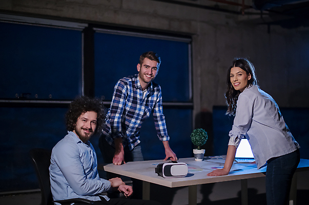 포토 JPG 해외이미지 여자 남자 비즈니스 회의 직장 실내 서기 앉기 상반신 성인 앞모습 옆모습 세명 비즈니스맨 비즈니스우먼 뒤돌아보기 회의실 성인만 해외포토 뷰포인트 회사 모션 사람 내부 직장인 파일형식 이미지허브