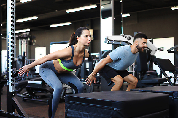 포토 JPG 해외이미지 여자 남자 실내 상반신 성인 두명 옆모습 운동복 운동 헬스 헬스장 트레이너 성인만 스쿼트 해외포토 옷 뷰포인트 건강 사람 내부 파일형식 운동자세 이미지허브