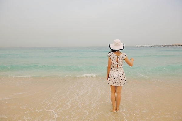 포토 JPG 해외이미지 주간 전신 원피스 여자 여유 여행 하늘 휴식 한명 서기 성인 야외 뒷모습 여름휴가 바캉스 혼자 성인여자한명만 혼행 혼여족 해외포토 자연요소 1 라이프스타일 옷 감정 뷰포인트 컨셉 모션 휴가 사람 신조어 약어 여자한명만 성인여자만 파일형식 여름_계절 이미지허브