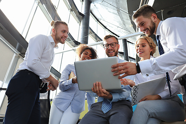 포토 JPG 해외이미지 서양인 여자 남자 로우앵글 회사 대화 서기 들기 앉기 정장 여러명 상반신 성인 앞모습 옆모습 노트북 업무 비즈니스맨 비즈니스우먼 성인만 해외포토 외국인 옷 뷰포인트 다수 비즈니스 모션 말하기 사람 전자제품 작업 직장인 파일형식 이미지허브