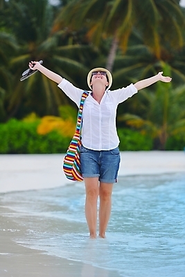 포토 JPG 해외이미지 주간 전신 여자 여유 여행 휴식 한명 서기 성인 해변 야외 앞모습 아웃포커스 여름휴가 바캉스 만세 올려보기 혼자 성인여자한명만 혼행 혼여족 해외포토 자연요소 1 라이프스타일 감정 바다 뷰포인트 컨셉 모션 휴가 촬영기법 사람 신조어 약어 여자한명만 성인여자만 파일형식 여름_계절 이미지허브