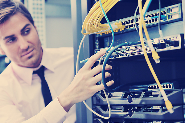 포토 JPG 해외이미지 남자 실내 관리 한명 상반신 성인 앞모습 자료 전선 가리킴 비즈니스맨 센터 시스템 서버 서버실 성인남자한명만 해외포토 1 뷰포인트 비즈니스 사람 손짓 내부 직장인 남자한명만 성인남자만 파일형식 이미지허브