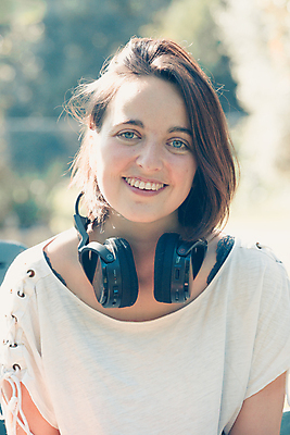 포토 JPG 해외이미지 라이프스타일 헤어스타일 응시 여자 행복 음악 인터넷 노래 통신 청소년 휴식 창조 한명 서기 미소 사람 가로 세명 스마트폰 핸드폰 컬러풀 헤드폰 기댐 기쁨 듣기 관찰 잡기 연결 전화기 미녀 조절 소셜미디어 카피스페이스 해외포토 1 시선 감정 컬러 음향기기 컨셉 모션 문화예술 표정 생활 전자제품 스마트기기 공백 미인 파일형식 이미지허브