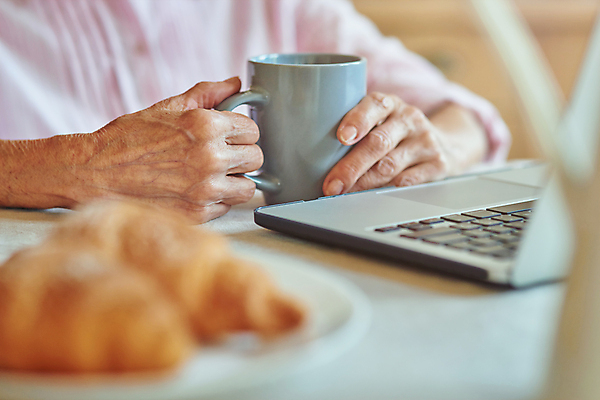 포토 JPG 해외이미지 백인 라이프스타일 응시 여자 노년 커피 음료 주택 실내 한명 사람 앉기 내부 컵 노트북 컴퓨터 주방 스크린 뜨거움 닫기 차 아침식사 은퇴 옛날 혼자 노화 카피스페이스 해외포토 서양인 1 식기 시선 컨셉 모션 성인 건물 생활 전자제품 식사 공백 파일형식 이미지허브