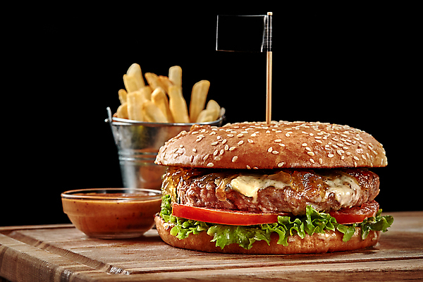 포토 JPG 해외이미지 검은배경 패스트푸드 서양음식 실내 사람없음 감자튀김 햄버거 나무받침 해외포토 음식 백그라운드 감자 내부 목재 검은색 튀김 인스턴트 받침대 파일형식 이미지허브