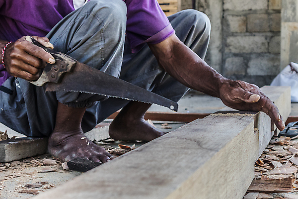 포토 JPG 해외이미지 남자 실내 한명 들기 성인 목재 옆모습 하반신 목수 건축자재 톱 웅크림 성인남자한명만 해외포토 나무 직업 1 뷰포인트 재료 모션 사람 내부 공구 남자한명만 성인남자만 파일형식 이미지허브