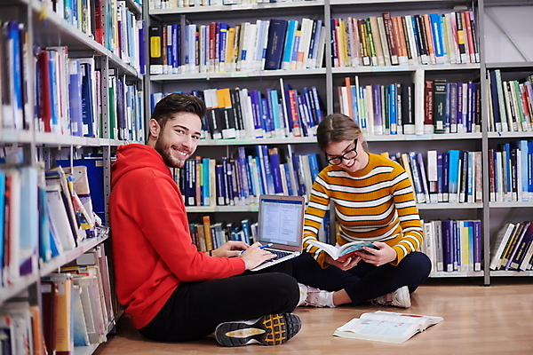 포토 JPG 해외이미지 전신 응시 여자 남자 학교 청소년 책장 두명 책 노트북 독서 도서관 가부좌 십대만 해외포토 시선 교육 가구 사람 앉기 전자제품 파일형식 이미지허브