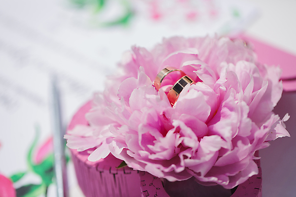 포토 JPG 해외이미지 꽃 결혼 결혼식 사랑 사람없음 아웃포커스 장식 축하 반지 작약 해외포토 식물 감정 컨셉 장신구 촬영기법 이벤트 파일형식 이미지허브