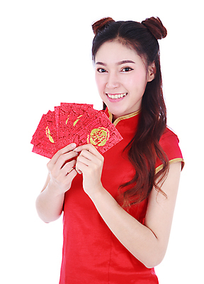 포토 JPG 해외이미지 전통 손 드레스 옷 여자 행복 아시아 문화 백그라운드 돈 봉투 새로움 기념 한국 한명 미소 사람 동양인 빨간색 일본 축제 중국 놀람 흰색 축하 인사 잡기 행운 치파오 연도 주기 고립 해외포토 1 감정 나라 컬러 컨셉 모션 표정 인종 신체부위 예절 재산 전통의상 파일형식 이미지허브