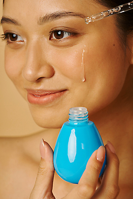 포토 JPG 해외이미지 여자 한명 들기 동양인 상반신 성인 앞모습 뷰티 화장품 피부관리 앰플 성인여자한명만 갈색배경 해외포토 1 뷰포인트 백그라운드 모션 사람 인종 갈색 여자한명만 성인여자만 파일형식 이미지허브