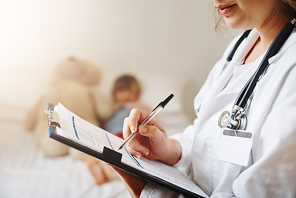 포토 JPG 해외이미지 여자 의학 실내 한명 들기 상반신 성인 옆모습 아웃포커스 볼펜 소아과 서류판 소아과의사 진료기록부 성인여자한명만 해외포토 1 뷰포인트 모션 촬영기법 병원 사람 내부 펜 사무용품 진료 의사 여자한명만 성인여자만 파일형식 이미지허브