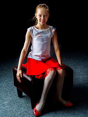 포토 JPG 해외이미지 백인 모델 라이프스타일 헤어스타일 손 드레스 여자 행복 얼굴 어린이 포즈 백그라운드 천사 건강 한명 미소 사람 뷰티 유행 검은색 기쁨 흰색 표현 아기 우아함 달콤 작음 피부 광택 결백 고립 천진난만 해외포토 서양인 1 옷 감정 컬러 컨셉 표정 생활 신체부위 맛 크기 파일형식 이미지허브