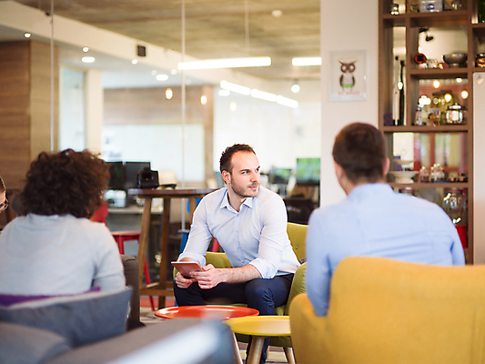 포토 JPG 해외이미지 여자 남자 비즈니스 회의 직장 실내 앉기 상반신 성인 옆모습 뒷모습 세명 비즈니스맨 비즈니스우먼 성인만 해외포토 뷰포인트 회사 모션 사람 내부 직장인 파일형식 이미지허브