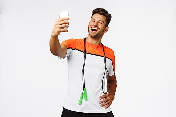 포토 JPG 해외이미지 남자 실내 한명 웃음 들기 상반신 성인 앞모습 스마트폰 셀프카메라 흰배경 줄넘기 성인남자한명만 해외포토 1 뷰포인트 백그라운드 모션 표정 사람 내부 핸드폰 스마트기기 운동 사진촬영 흰색 남자한명만 성인남자만 파일형식 이미지허브