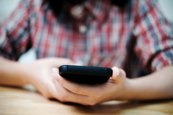 포토 JPG 해외이미지 라이프스타일 교육 인터넷 비즈니스 통신 앉기 사람없음 노트북 스마트폰 핸드폰 쇼핑 학습 컴퓨터 알약 디지털 업무 비즈니스맨 이메일 연결 무선전화기 검색 와이파이 나눔 온라인 인터넷주소 소셜 소셜미디어 온라인강의 지능 해외포토 남자 모션 생활 전자제품 스마트기기 약 작업 직장인 강의 전화기 무선인터넷 파일형식 언택트 이미지허브