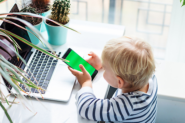 포토 JPG 해외이미지 백인 1 학생 라이프스타일 응시 교육 행복 어린이 인터넷 통신 놀이 모바일 주택 세포 한명 사람 앉기 소년 10대 노트북 스마트폰 핸드폰 컴퓨터 소파 독서 공책 게임 아기 관찰 연결 작음 스마트 책상 부름 온라인 동영상 해외포토 서양인 시선 남자 감정 가구 컨셉 의자 모션 청소년 문구용품 건물 생활 전자제품 스마트기기 크기 파일형식 이미지허브
