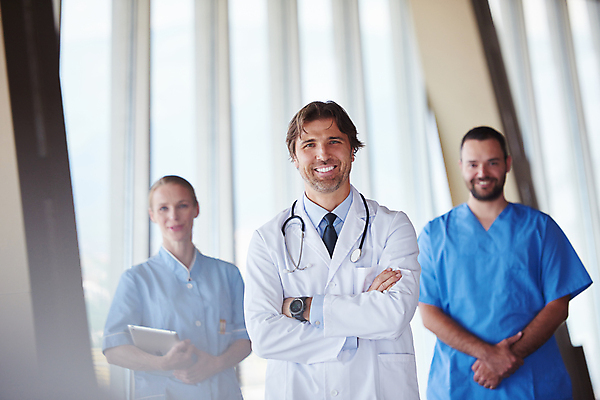 포토 JPG 해외이미지 여자 남자 실내 상반신 성인 앞모습 세명 팔짱 간호사 의료진 의사 성인만 해외포토 직업 뷰포인트 의학 모션 사람 내부 파일형식 이미지허브