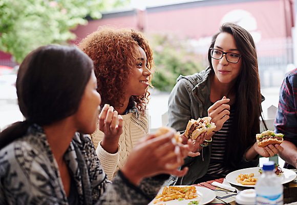 포토 JPG 해외이미지 주간 라이프스타일 응시 여자 행복 패스트푸드 함께함 들기 상반신 20대 성인 야외 옆모습 세명 친구 식당 햄버거 잡기 그룹 먹기 성인여자만 해외포토 자연요소 시선 감정 뷰포인트 컨셉 관계 모션 사람 청년 생활 상점 인스턴트 여자만 성인만 파일형식 이미지허브