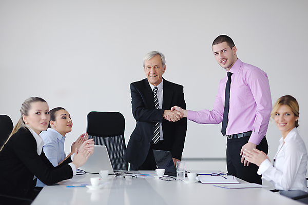 포토 JPG 해외이미지 여자 노년 남자 비즈니스 회의 협력 악수 직장 실내 협상 여러명 상반신 성인 앞모습 옆모습 비즈니스맨 비즈니스우먼 박수 해외포토 뷰포인트 다수 회사 사람 손짓 내부 직장인 파일형식 이미지허브