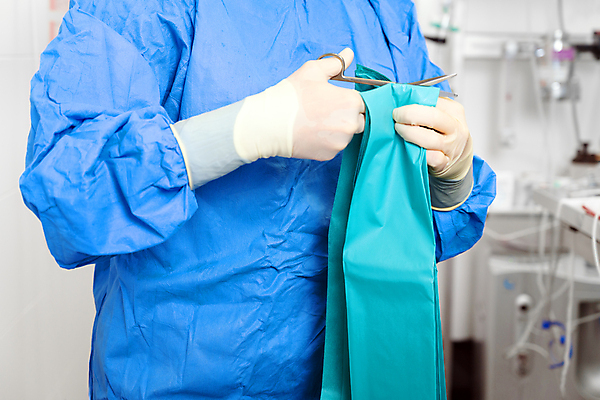 포토 JPG 해외이미지 의학 실내 한명 상반신 성인 옆모습 자르기 수술복 수술도구 가위질 수술준비 성인한명만 해외포토 1 뷰포인트 모션 가위_도구 사람 내부 의학용품 가운 준비 성인만 파일형식 이미지허브