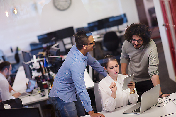 포토 JPG 해외이미지 응시 여자 남자 비즈니스 회의 직장 실내 들기 여러명 상반신 성인 앞모습 옆모습 사무실 업무 비즈니스맨 비즈니스우먼 집중 동료 성인만 해외포토 시선 뷰포인트 다수 컨셉 회사 관계 모션 사람 내부 작업 직장인 파일형식 이미지허브
