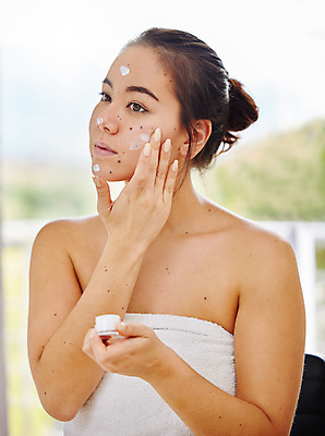 포토 JPG 해외이미지 여자 한명 상반신 성인 옆모습 뷰티 바르기 목욕타월 수분크림 성인여자한명만 해외포토 1 뷰포인트 모션 사람 수건 화장품 여자한명만 성인여자만 파일형식 이미지허브