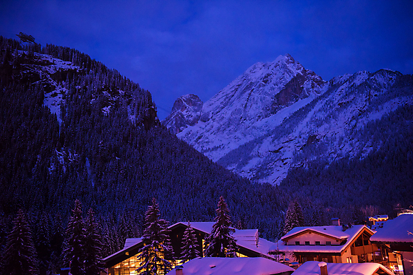 포토 JPG 해외이미지 겨울 주택 사람없음 야외 마을 눈 야간 알프스 겨울풍경 설산 눈덮임 해외포토 자연요소 계절 유럽 컨셉 날씨 산 풍경 건물 파일형식 이미지허브