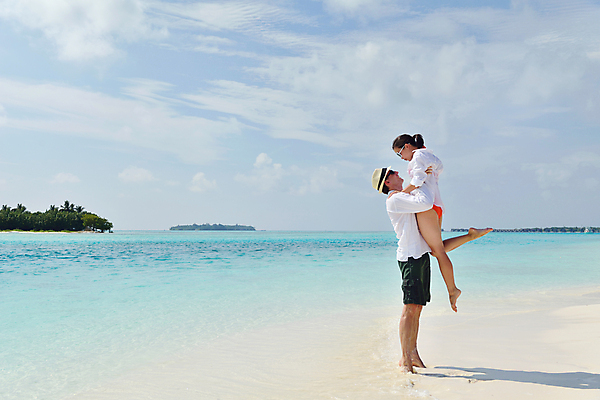 포토 JPG 해외이미지 주간 전신 라이프스타일 커플 여자 남자 데이트 휴식 사랑 성인 해변 야외 두명 옆모습 여름 마주보기 맑음 성인만 들어올리기 해외포토 자연요소 계절 감정 바다 뷰포인트 컨셉 관계 모션 날씨 사람 생활 파일형식 이미지허브