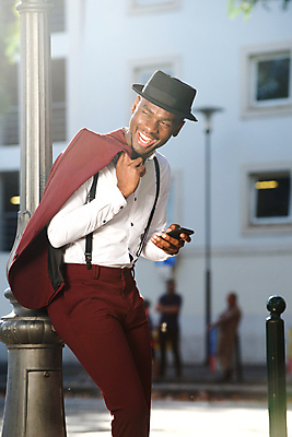 포토 JPG 해외이미지 모델 1 라이프스타일 손 응시 남자 행복 백그라운드 신체 가로등 텍스트 모바일 거리 한명 웃음 사람 정장 성인 야외 스마트폰 유행 우주 검은색 기댐 표현 잡기 도시 떨어짐 시원함 전화기 가득함 스마트 복고 스타일 해외포토 시선 옷 공공시설 감정 컬러 컨셉 모션 표정 생활 신체부위 핸드폰 스마트기기 파일형식 이미지허브